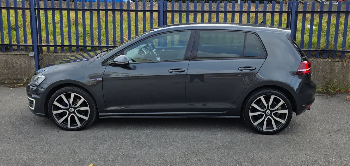 Volkswagen Golf 2016 GTE - Image 2