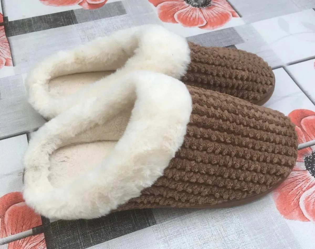 NEW Ladies Slippers, Size Medium 5-6, Fur lined - Image 2