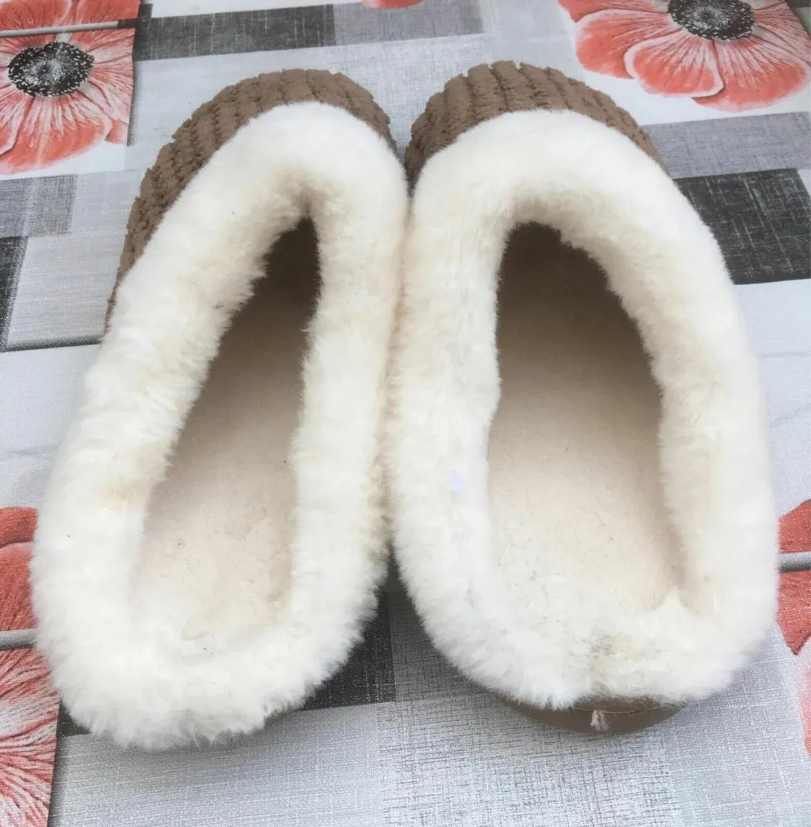 NEW Ladies Slippers, Size Medium 5-6, Fur lined - Image 4