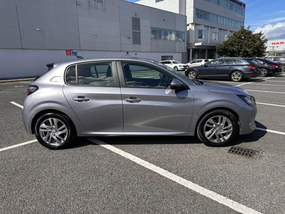 Peugeot 208 1.2 PETROL, ACTIVE MODEL, TINY MILEAGE - Image 3