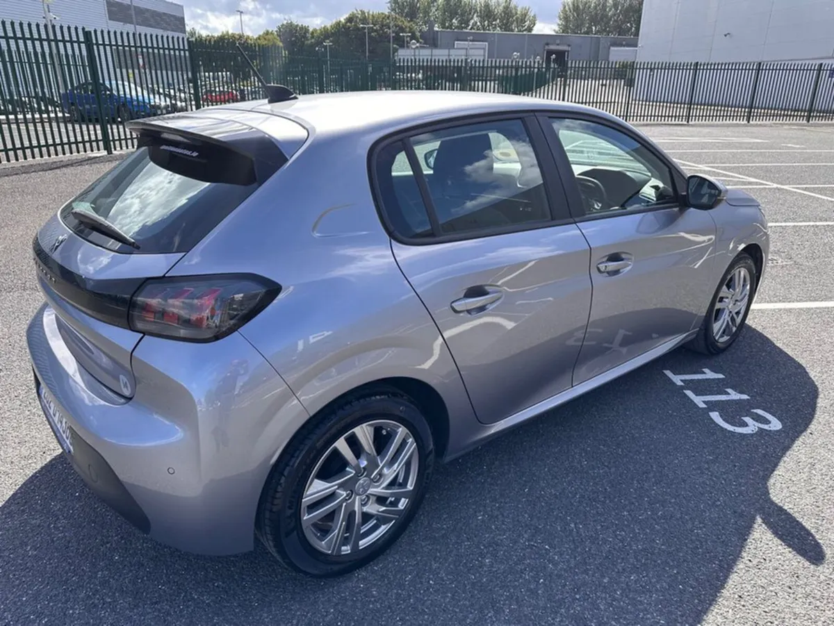 Peugeot 208 1.2 PETROL, ACTIVE MODEL, TINY MILEAGE - Image 4