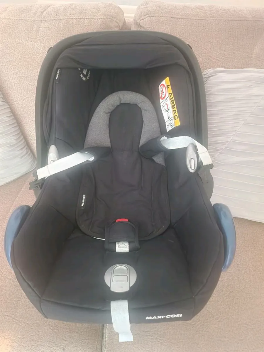 Maxicosi car seat and base - Image 3