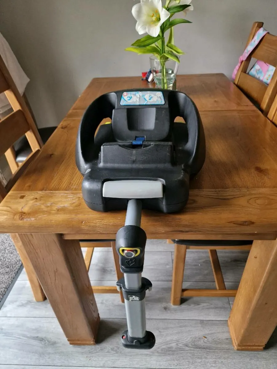 Maxicosi car seat and base - Image 4