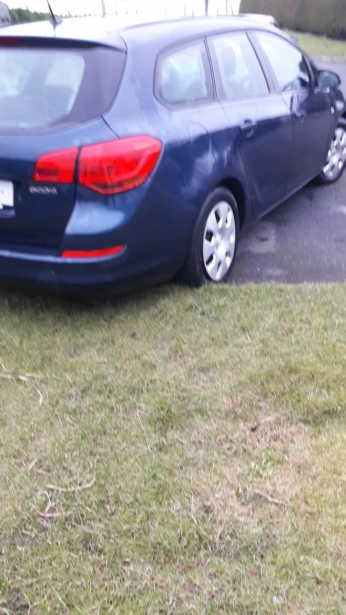 Opel Astra 2011 - Image 2