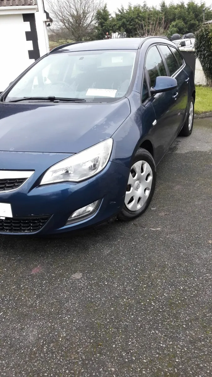 Opel Astra 2011 - Image 1
