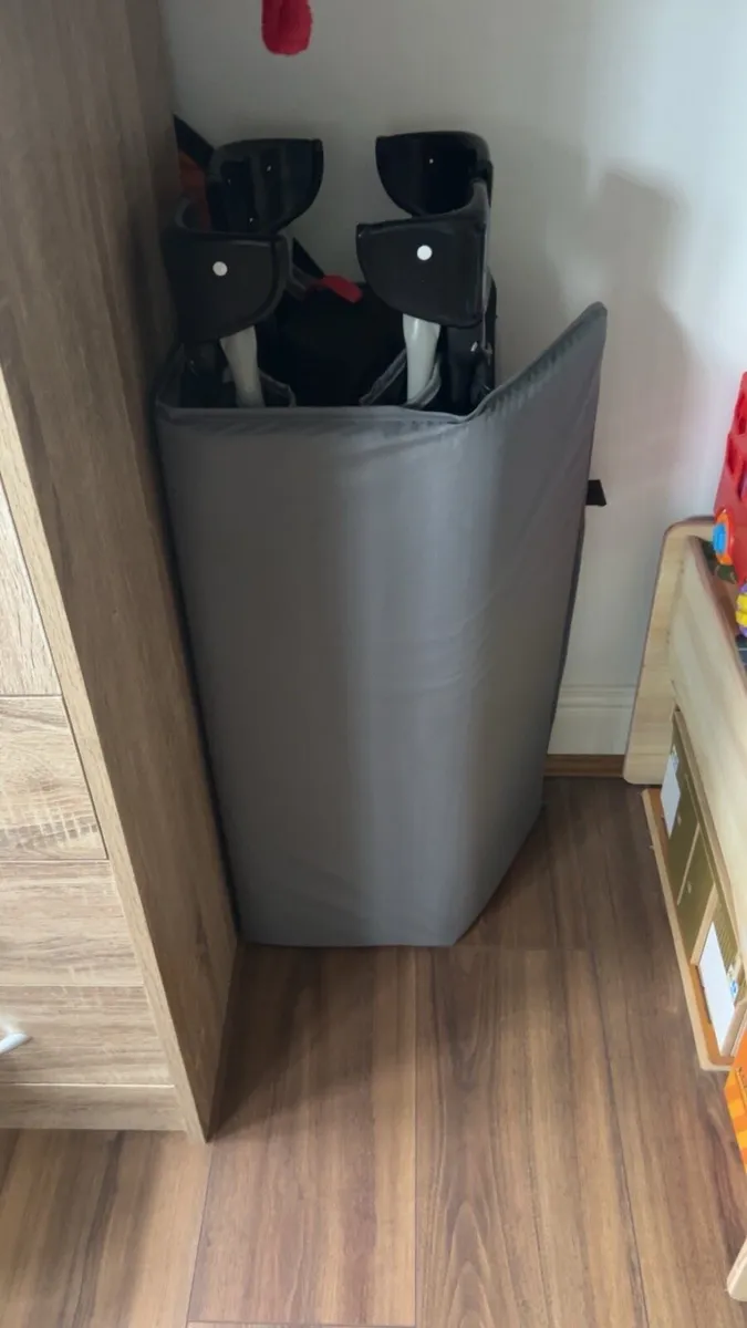 Travel cot