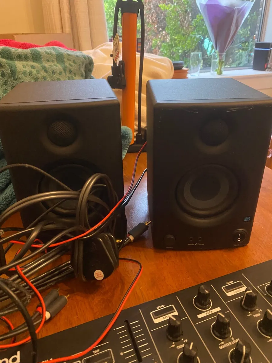 Roland DJ-202 Decks with headphones and speakers - Image 4