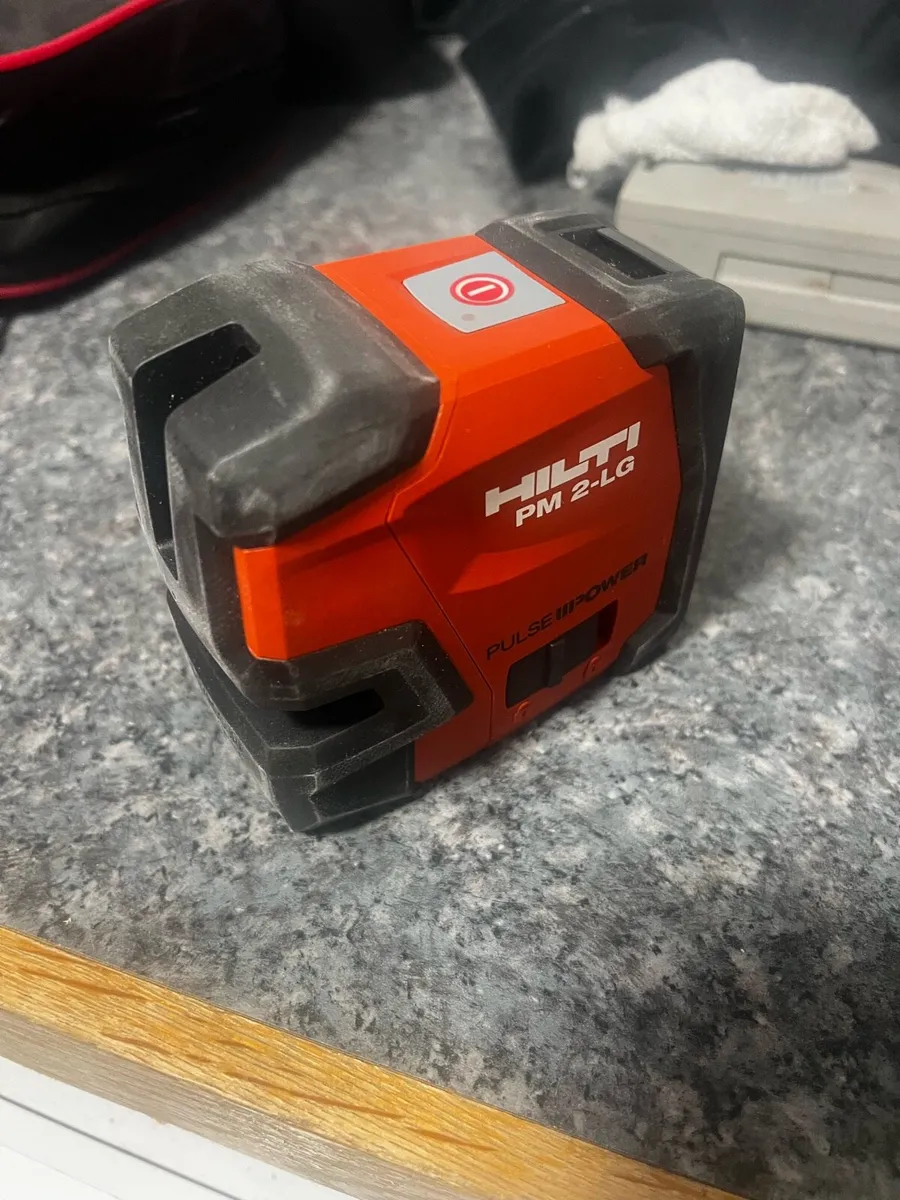 HILTI 2 LINE GREEN LASER LEVEL & TRIPOD - Image 2