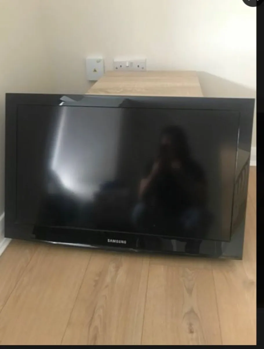 32 inch  Smart TV with wall bracket