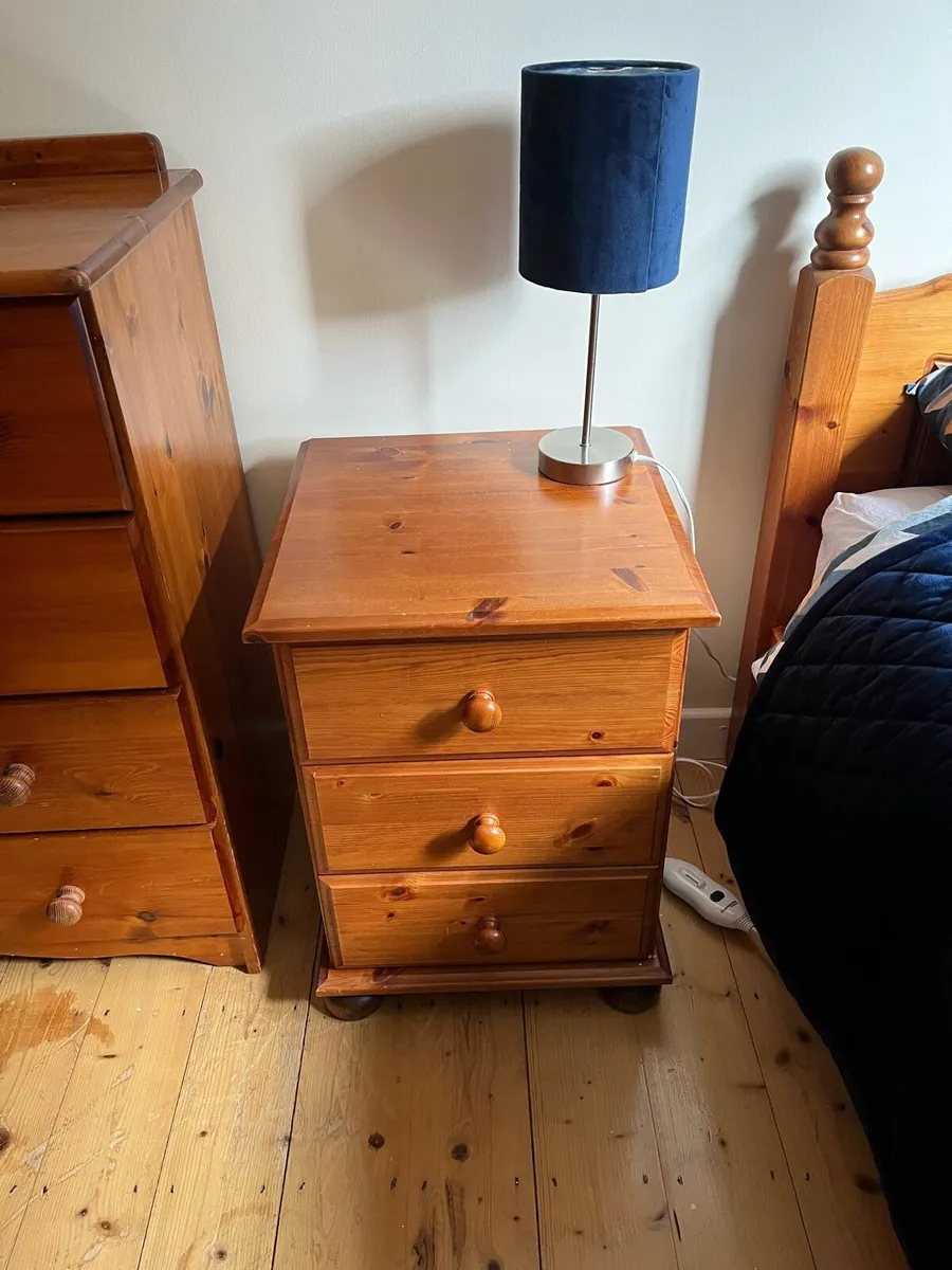 Bedroom dressers and set of lockers - Image 3