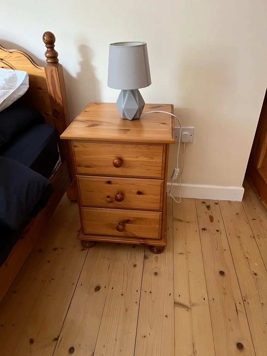 Bedroom dressers and set of lockers - Image 4