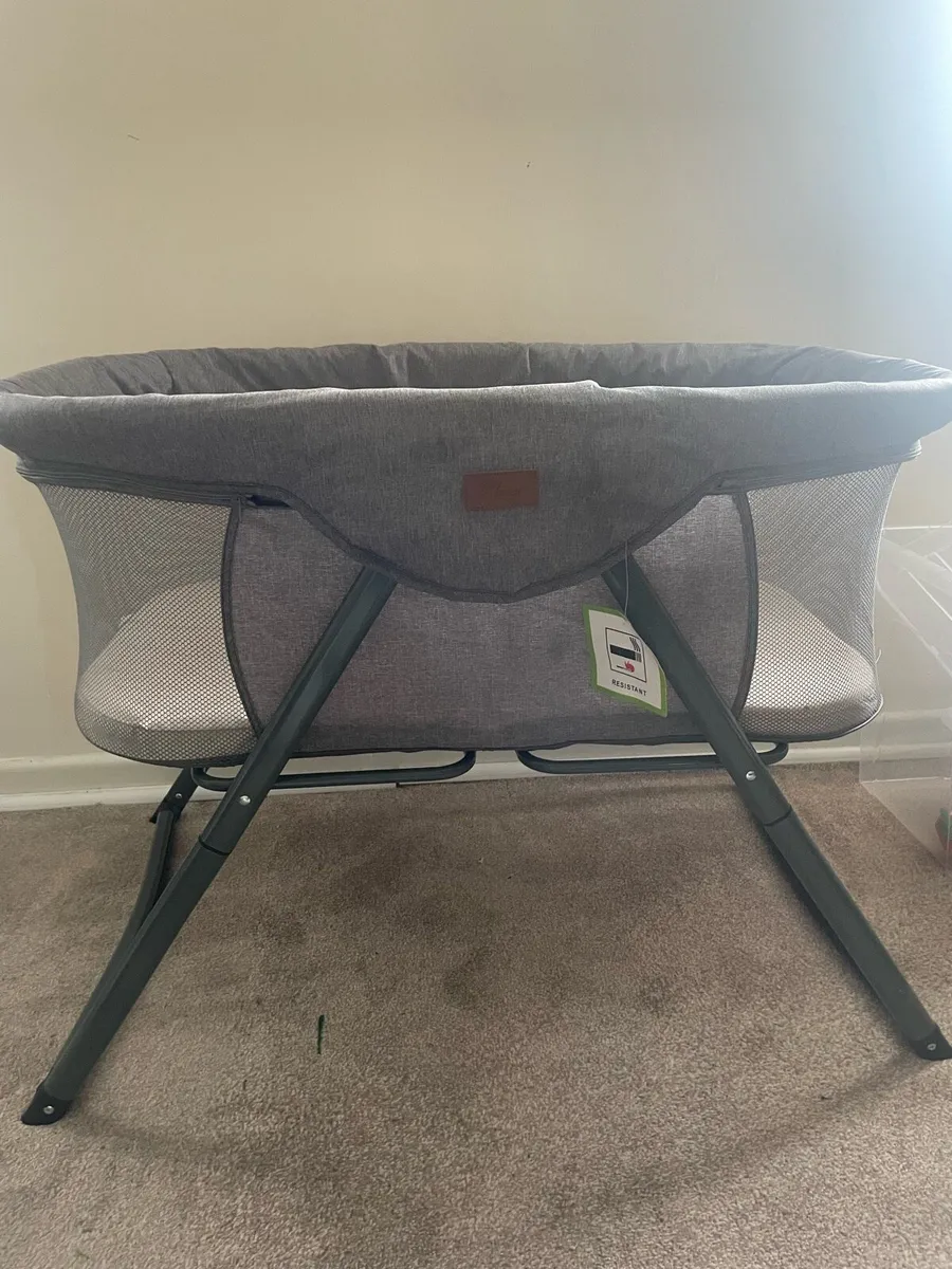 Bedside crib - Image 1