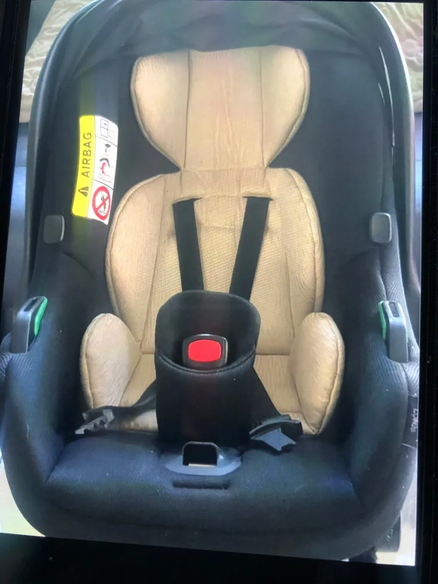 Venicci car seat and matching  base - Image 1
