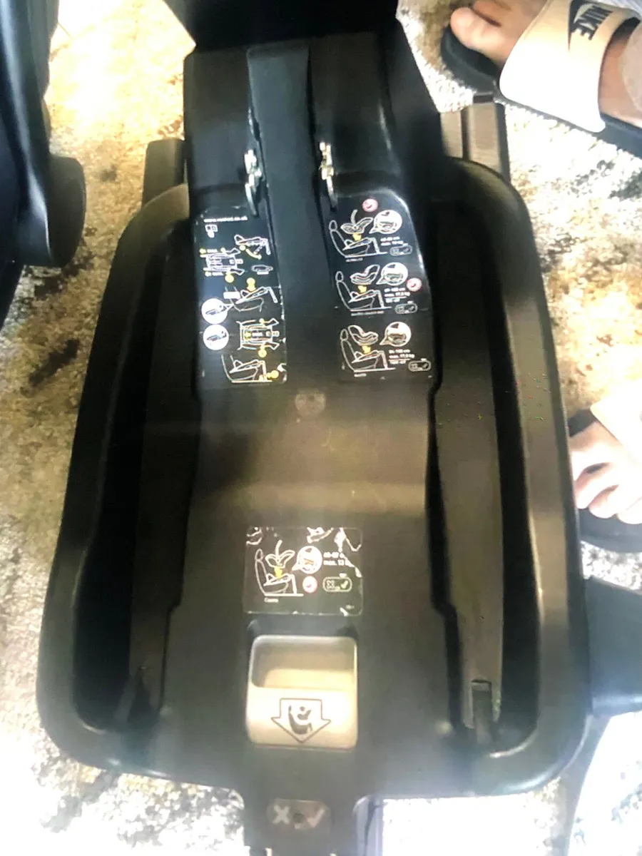 Venicci car seat and matching  base - Image 2