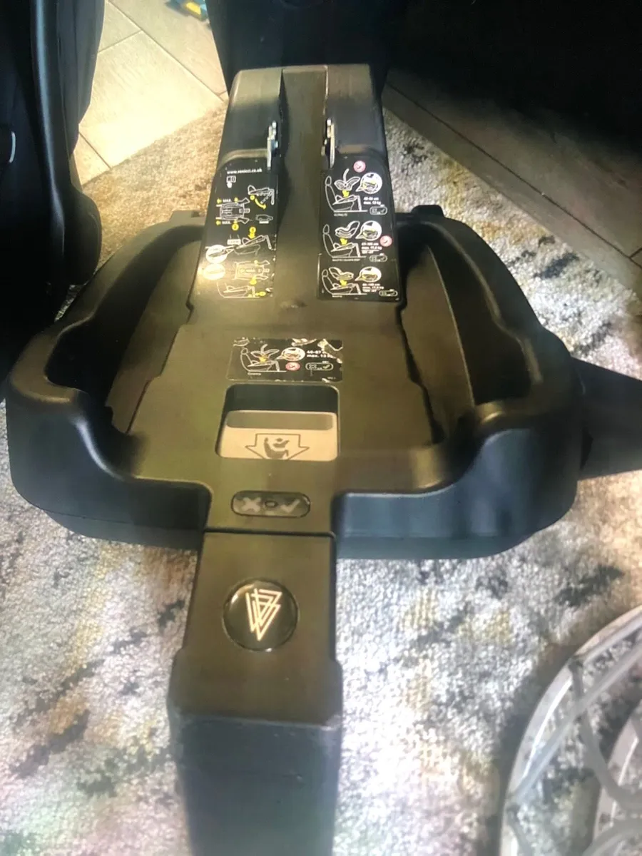 Venicci car seat and matching  base - Image 3