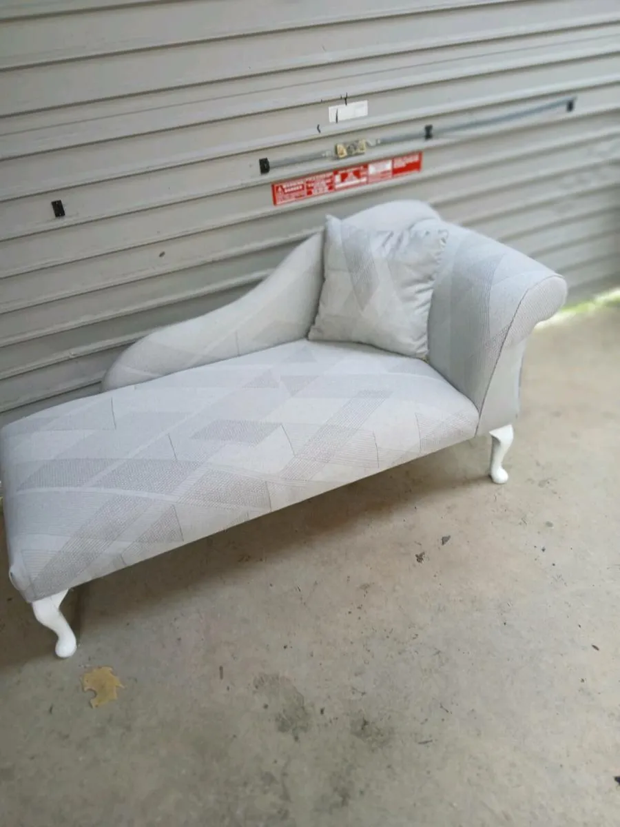 Chase lounge newbleyreupholster - Image 1