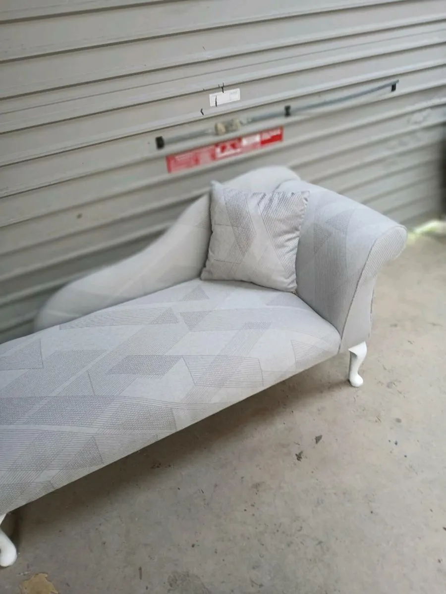 Chase lounge newbleyreupholster - Image 2
