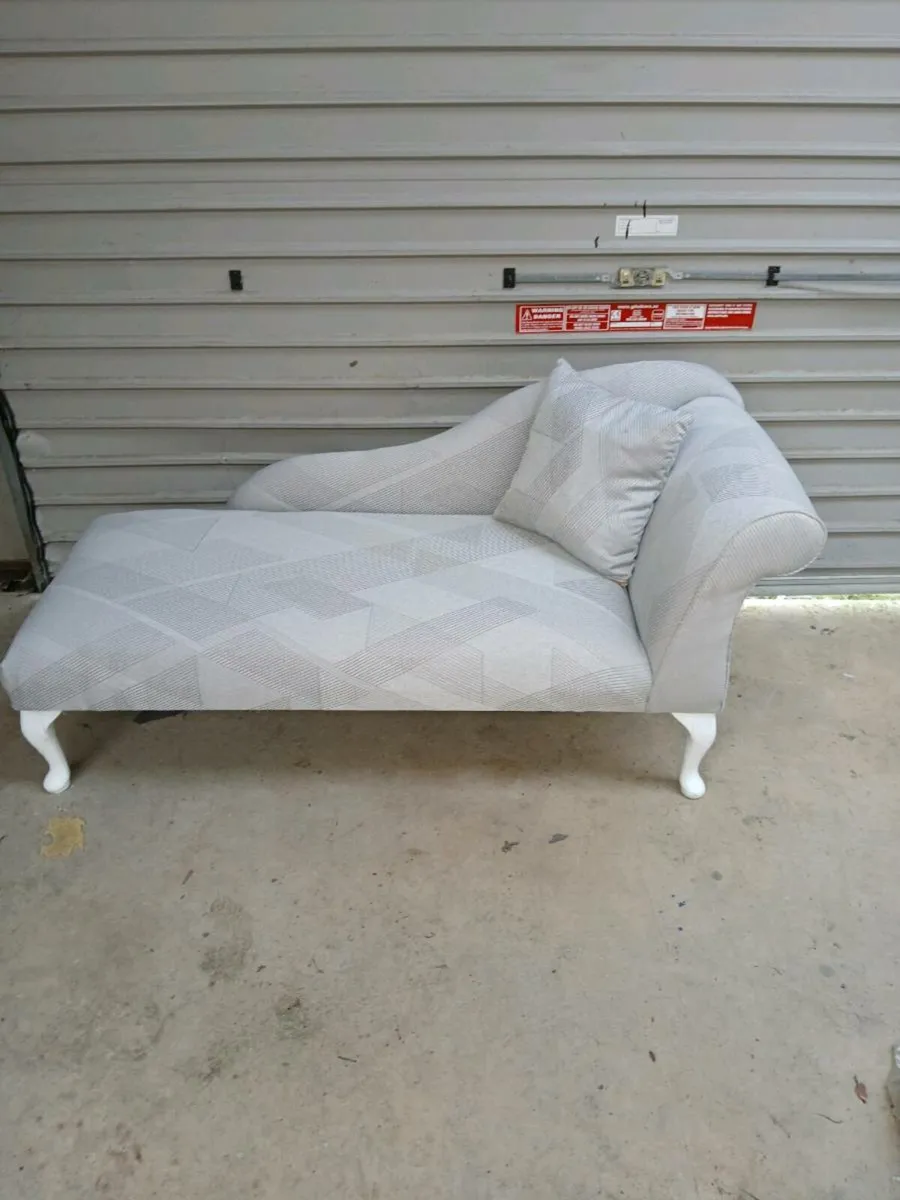 Chase lounge newbleyreupholster - Image 3