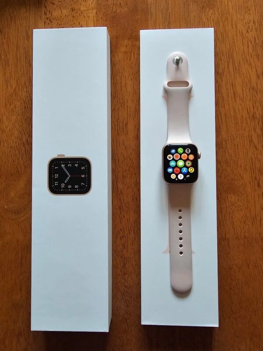 Apple Watch SE 40mm Rose Gold - Image 1