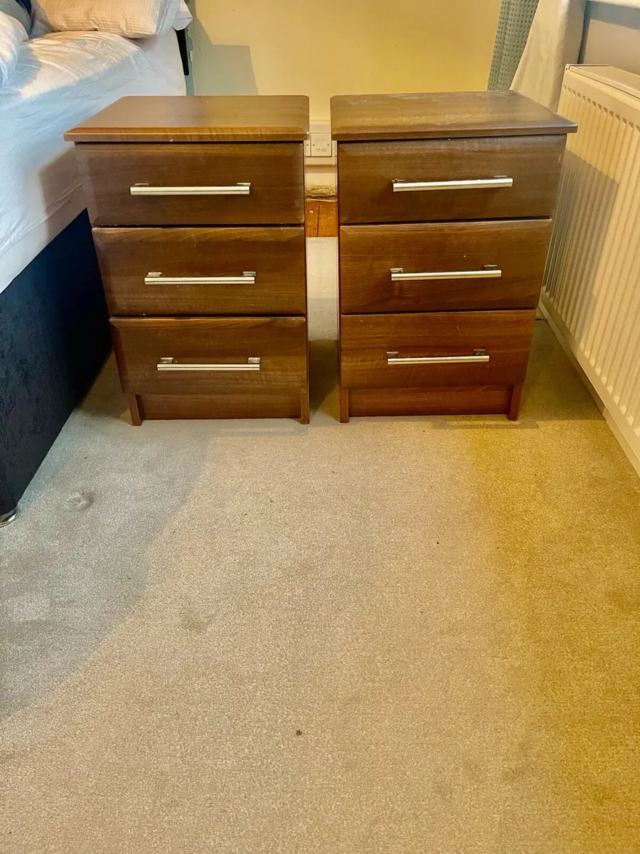2 Bedside lockers