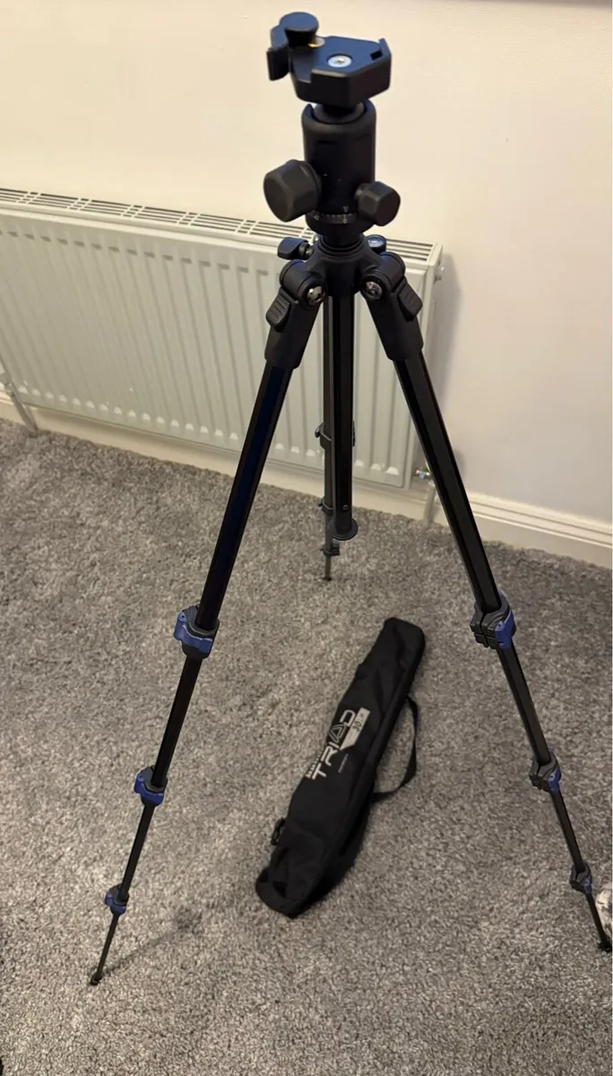 Tripod stand - Image 1