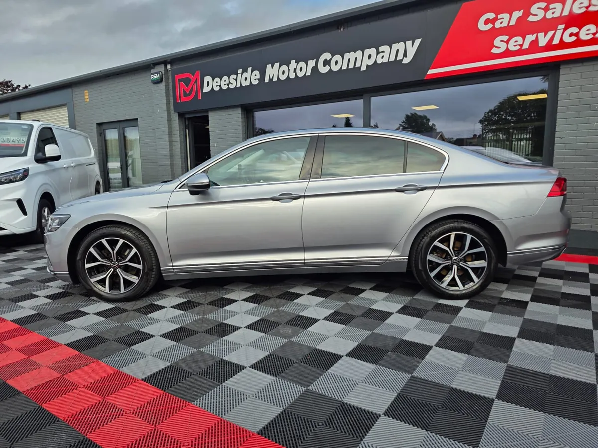 Volkswagen Passat 2021 - Image 2