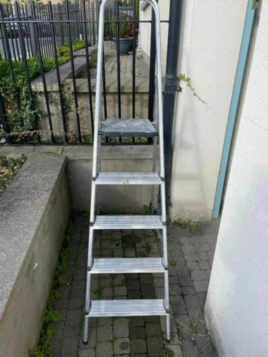 5 Tread Step Ladder - Image 1