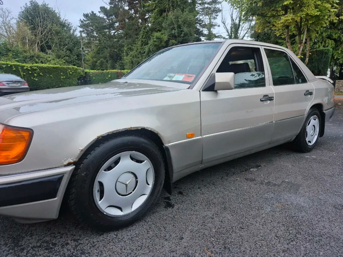 Mercedes 300d diesel vintage starting and driving - Image 2