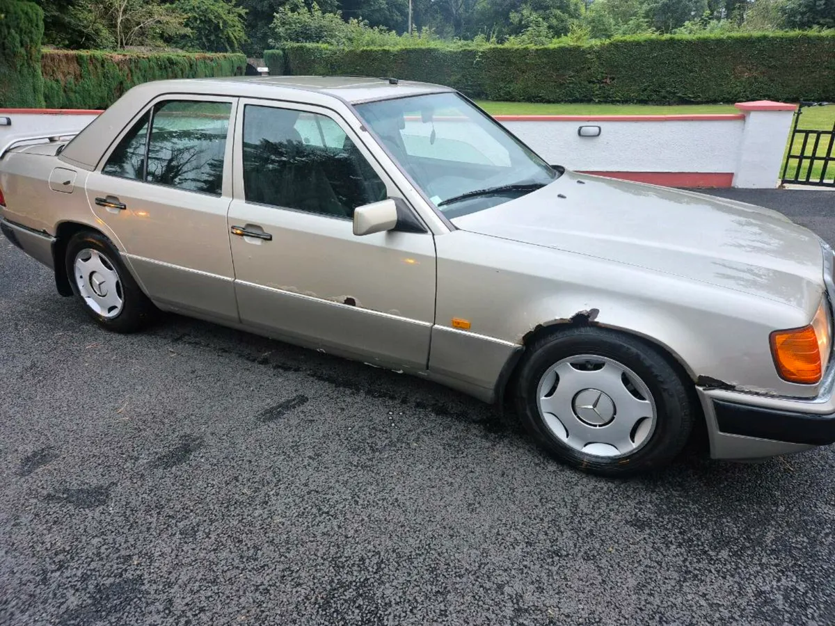 Mercedes 300d diesel vintage starting and driving - Image 3