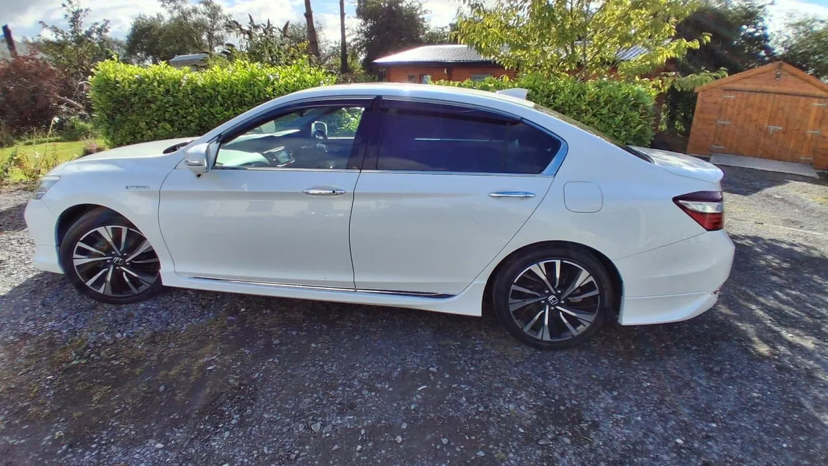 Honda Accord 2017 - Image 2