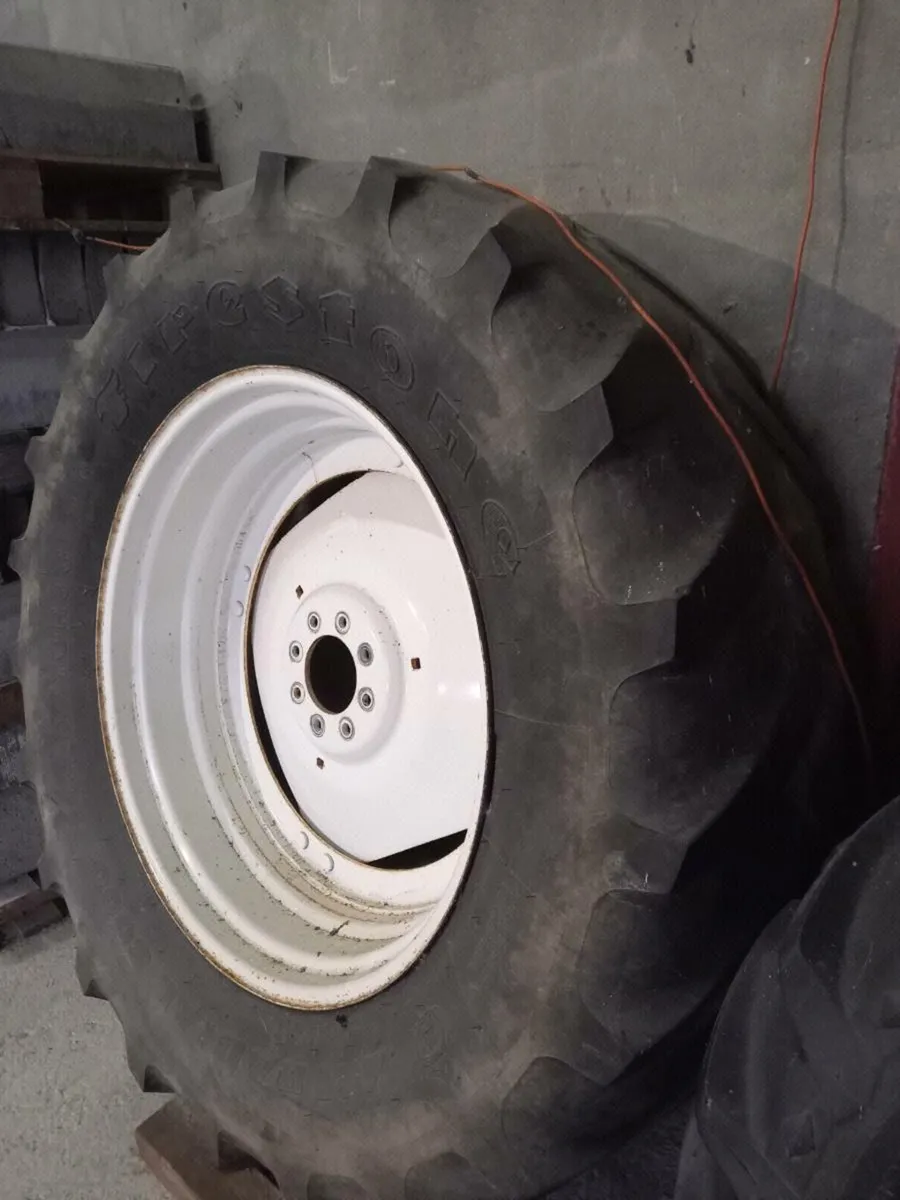 2 tractor tyres 520/70/38 - Image 3