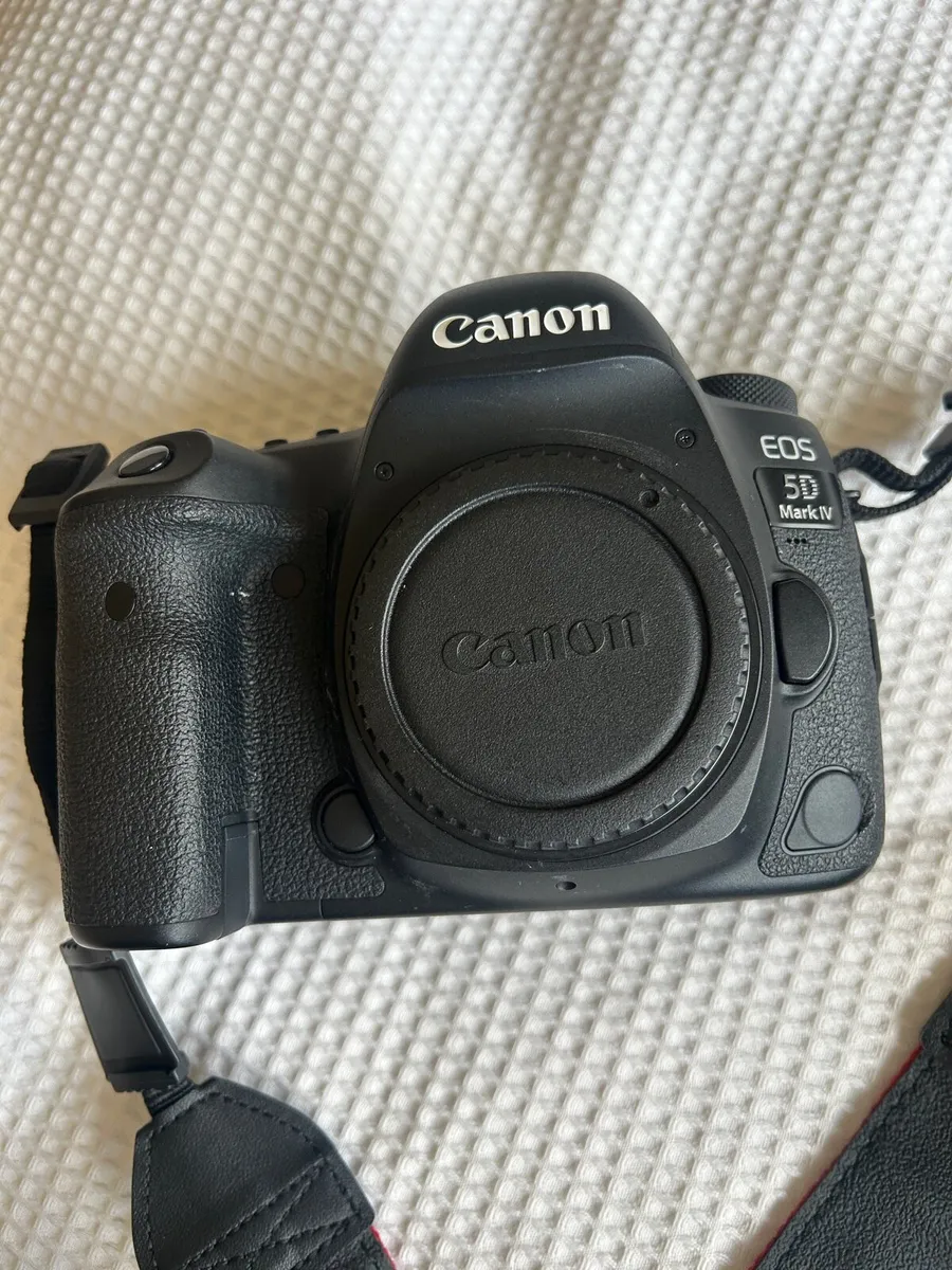 Canon 5D Mark iV and accessories - Image 1