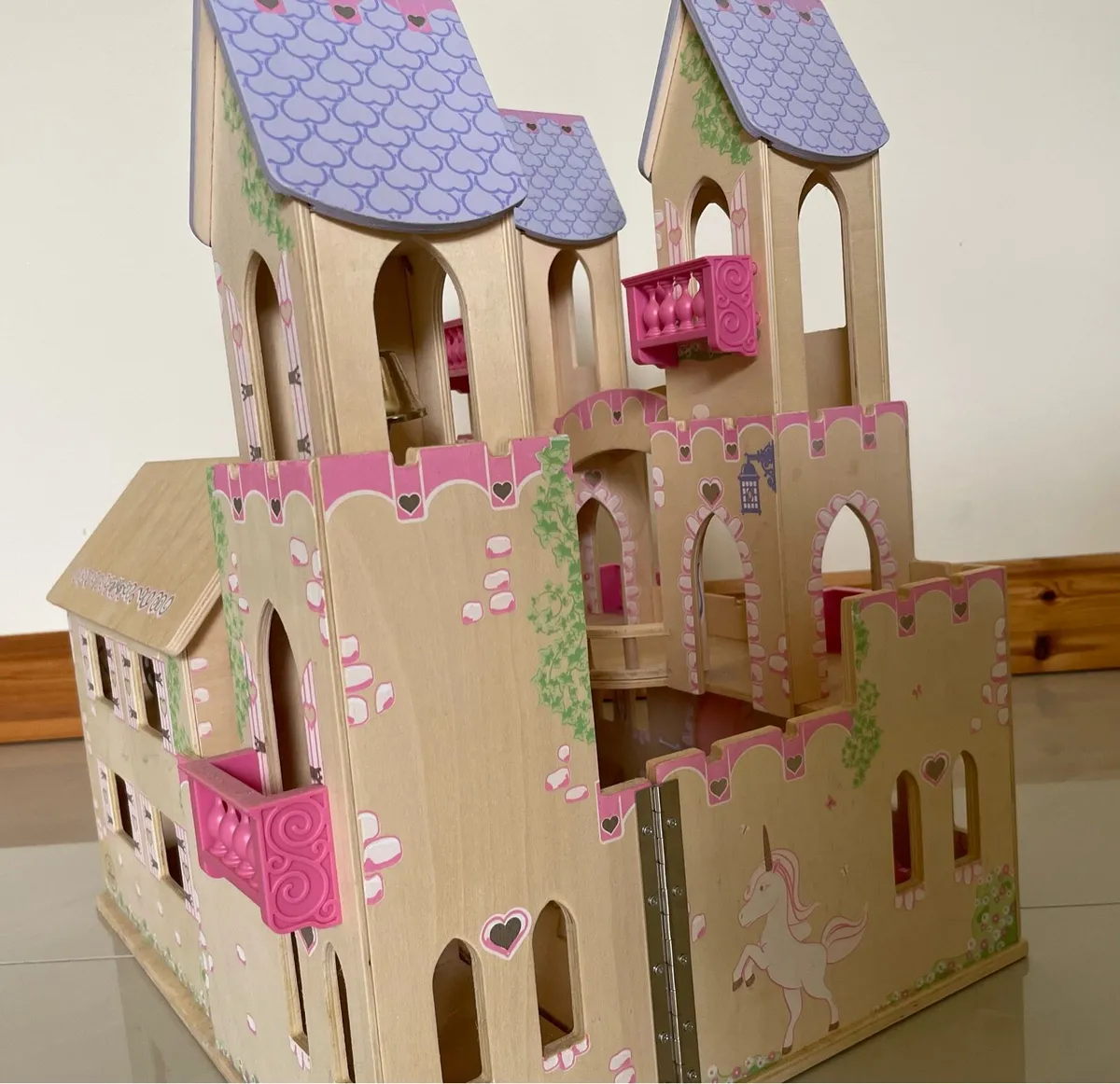 Kidcraft girls wooden castle dollhouse - Image 2