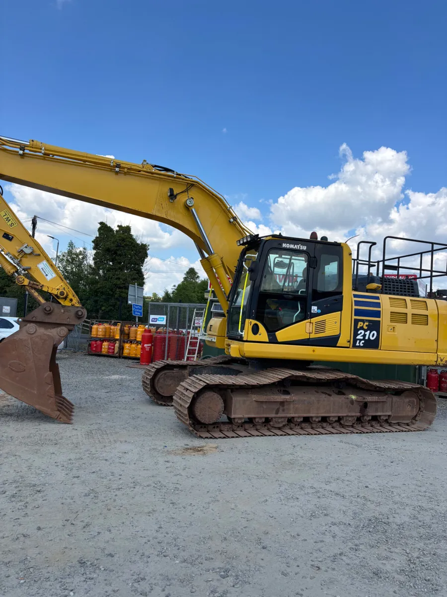 2019 Komatsu PC 210-11 Tracked Excavator - Image 1