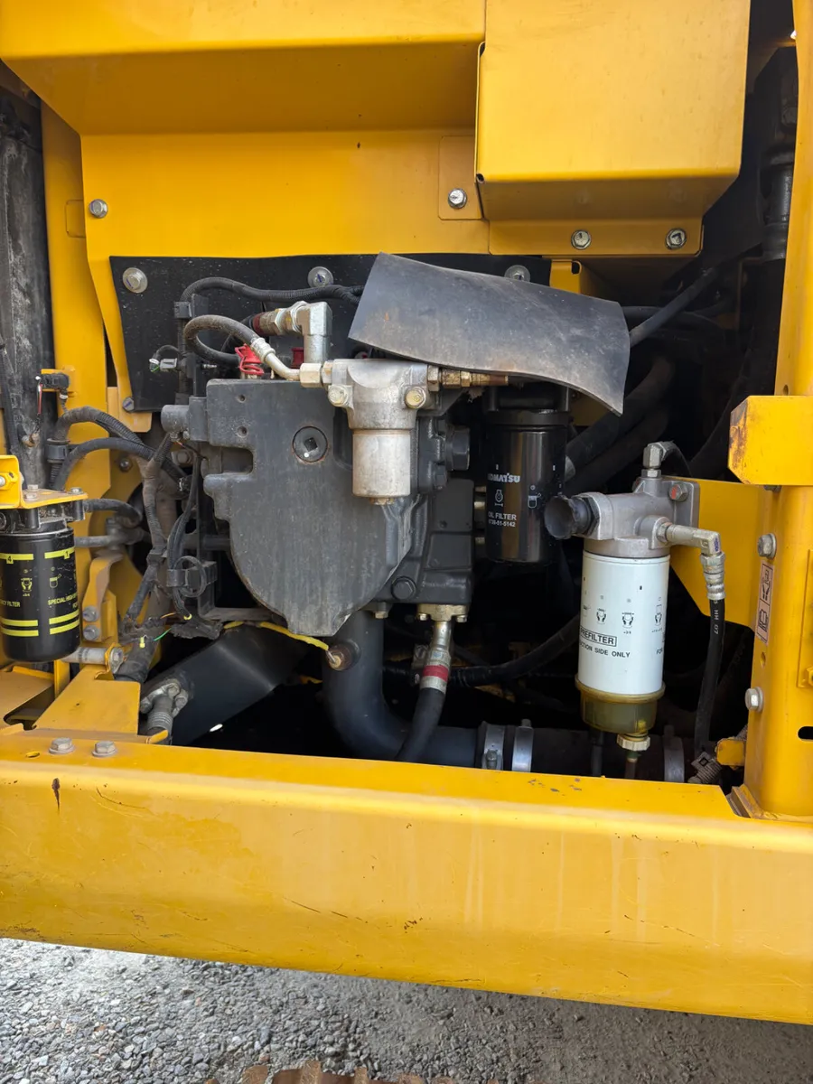 2019 Komatsu PC 210-11 Tracked Excavator - Image 4