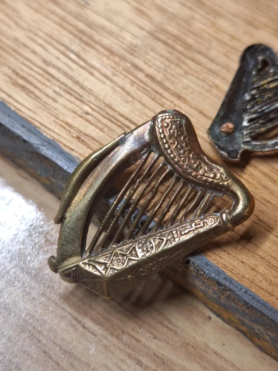 Irish Volunteers cape badge - Image 1