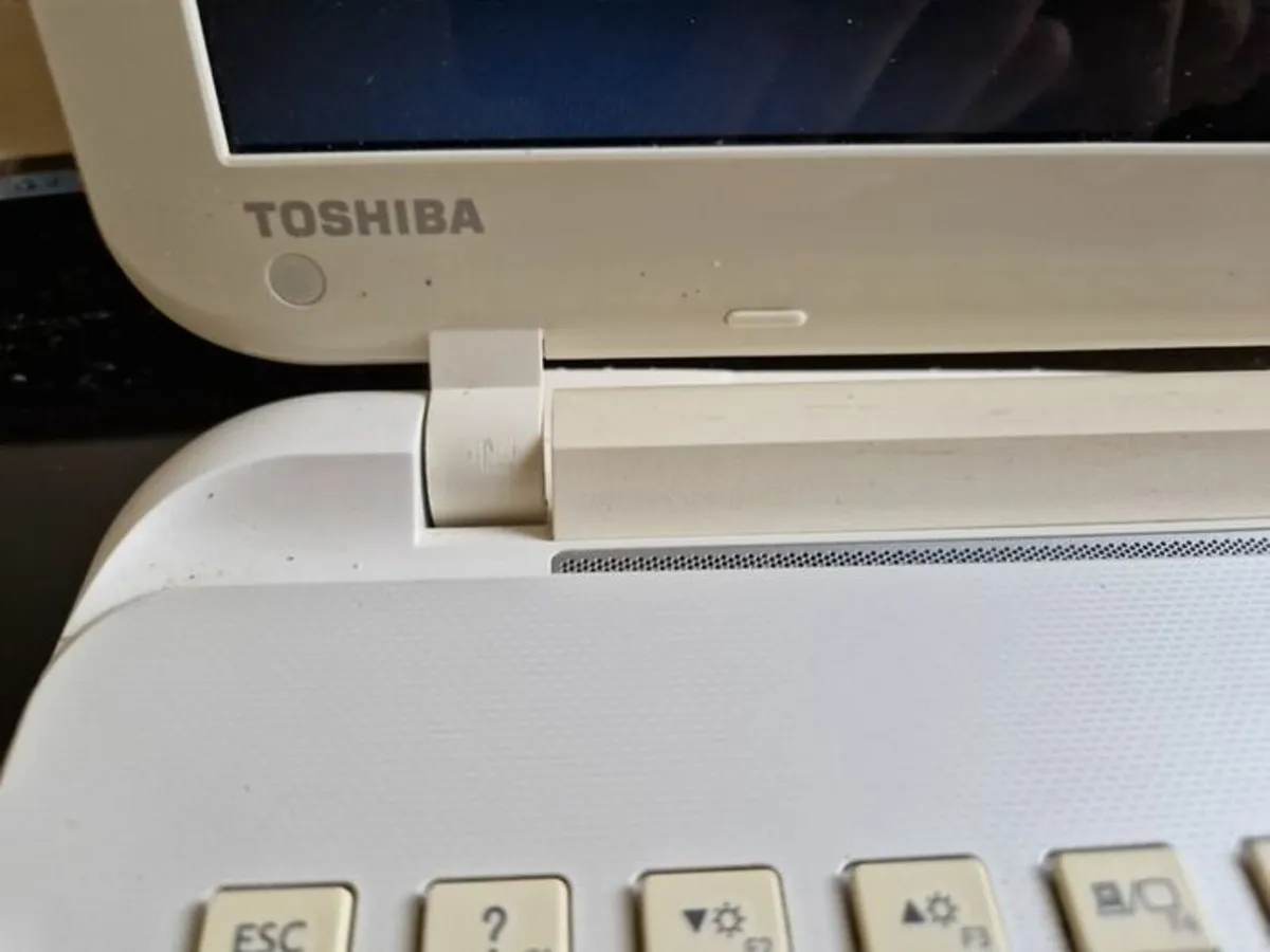 Toshiba Satellite Laptop L50D-B-18Z, 4GB 1TB WHITE - Image 4