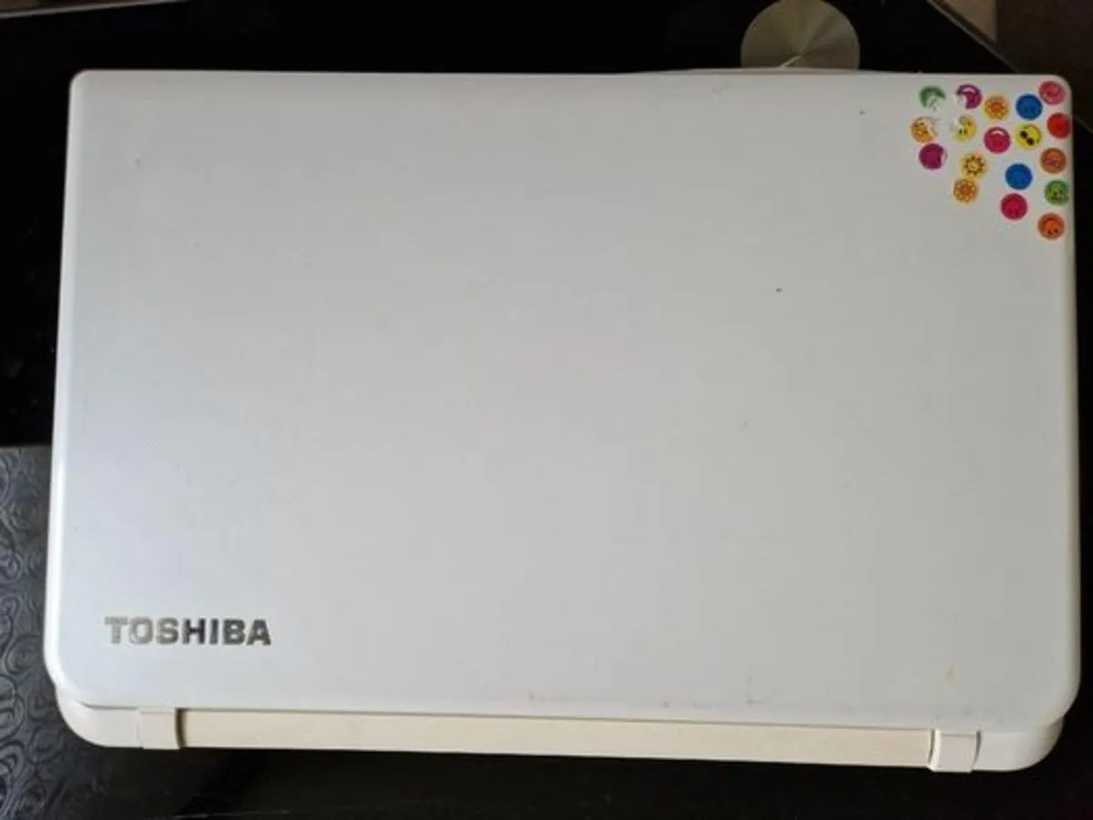 Toshiba Satellite Laptop L50D-B-18Z, 4GB 1TB WHITE - Image 1