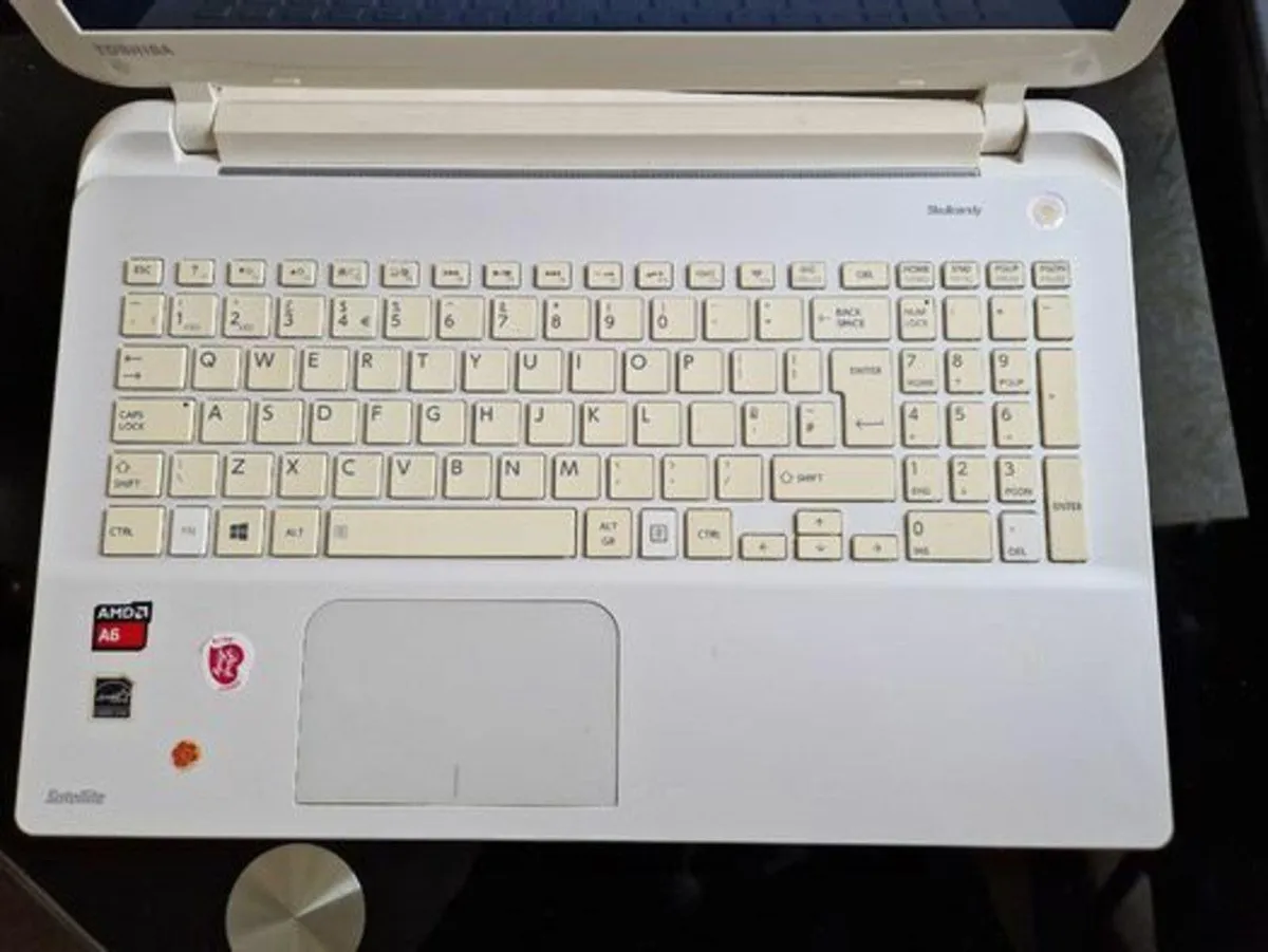 Toshiba Satellite Laptop L50D-B-18Z, 4GB 1TB WHITE - Image 2