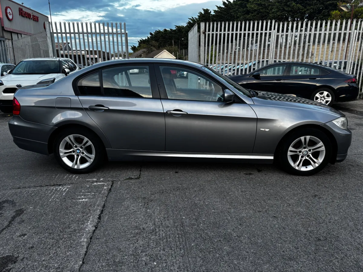 BMW 3-Series 2010 - Image 3