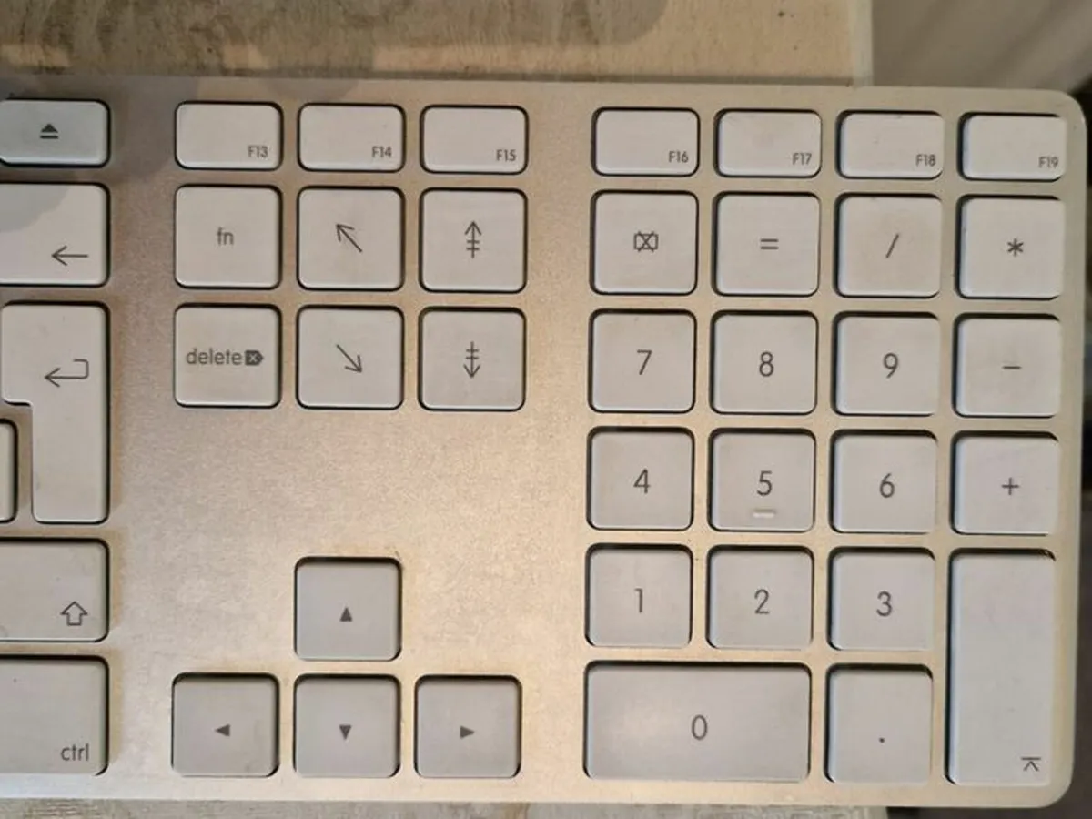 Apple Keyboard in Excellent Condition - Image 3