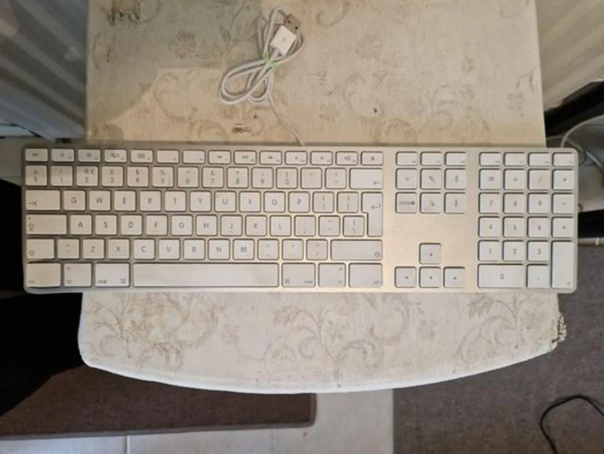Apple Keyboard in Excellent Condition - Image 1
