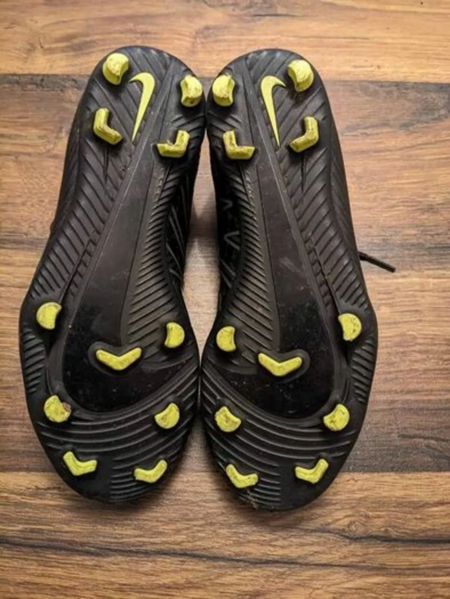 Nike football boots for girl - Image 2