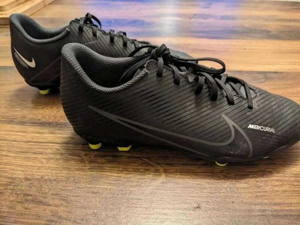 Nike football boots for girl - Image 3
