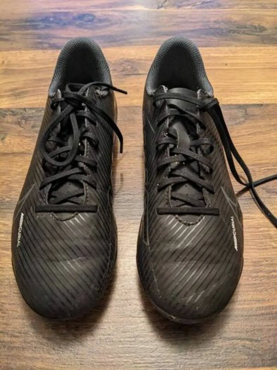Nike football boots for girl - Image 4