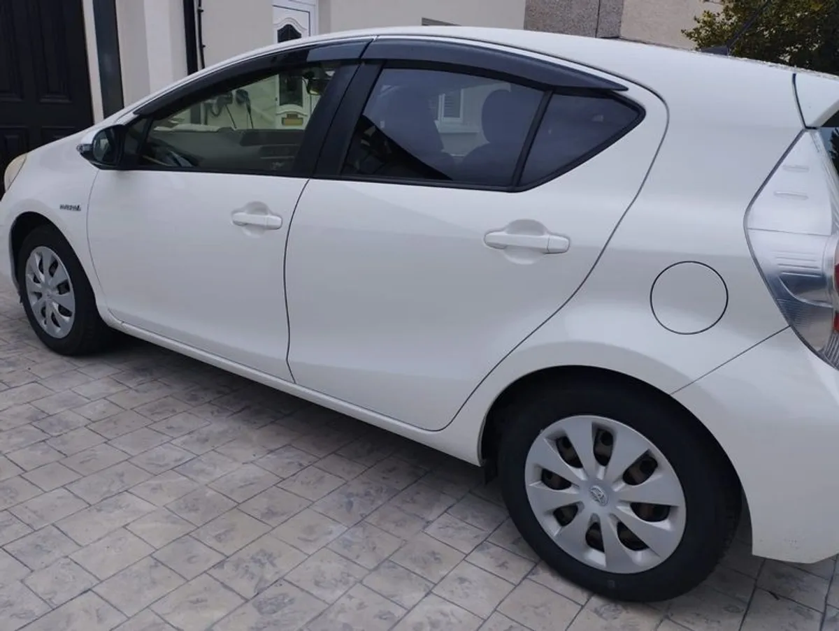2012 Toyota Aqua - Image 2