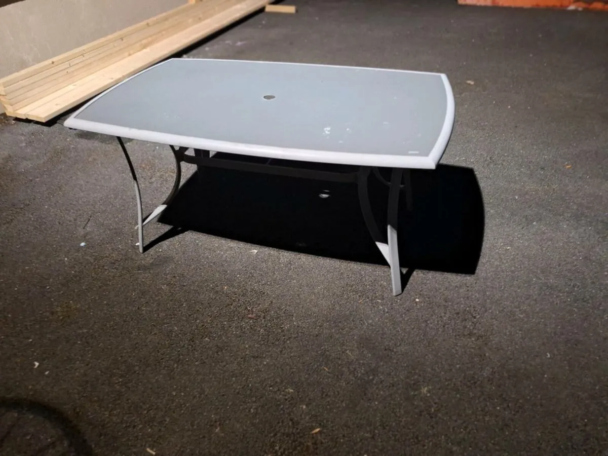 Garden table and 6 chairs - Image 1
