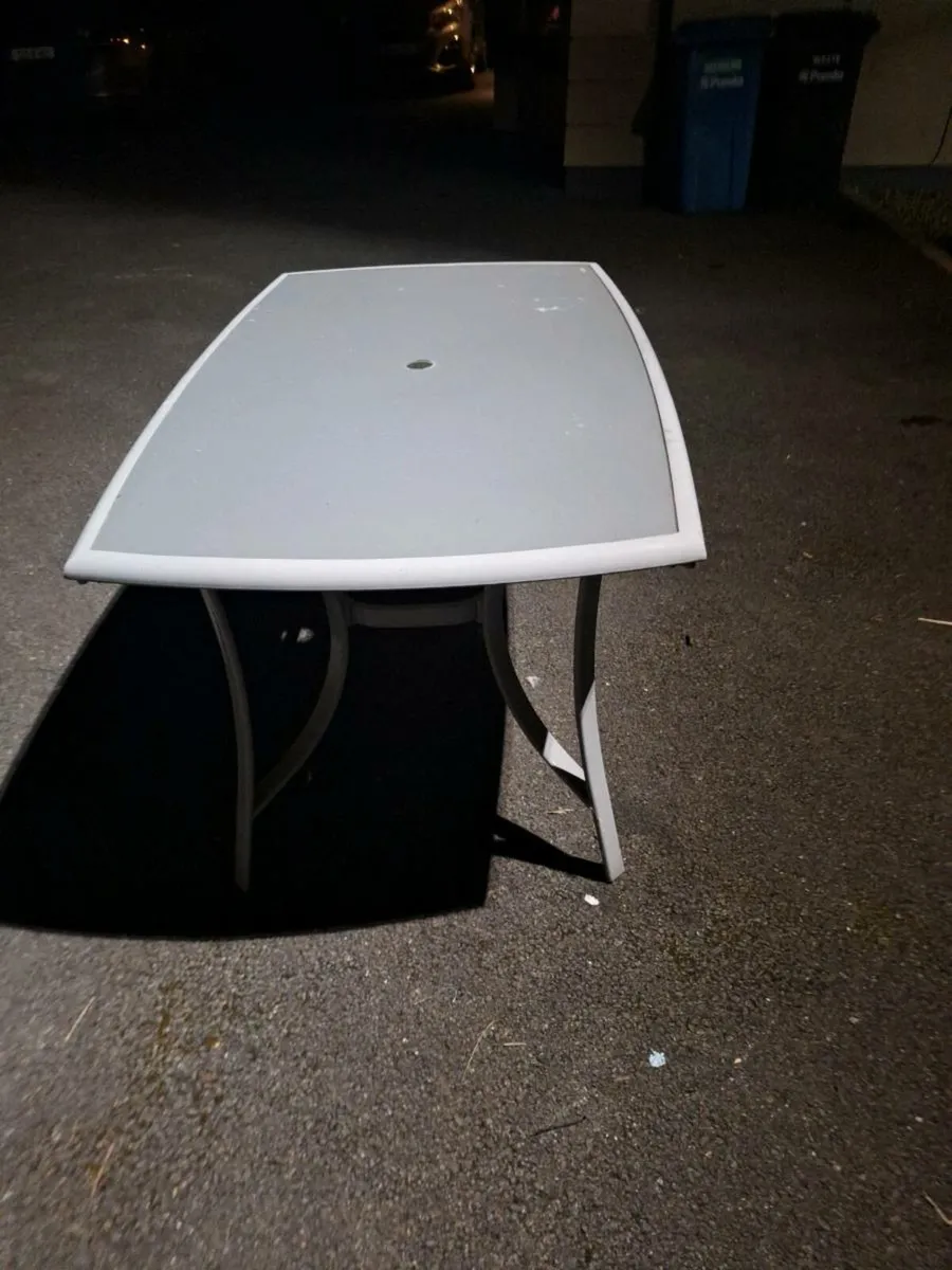 Garden table and 6 chairs - Image 2