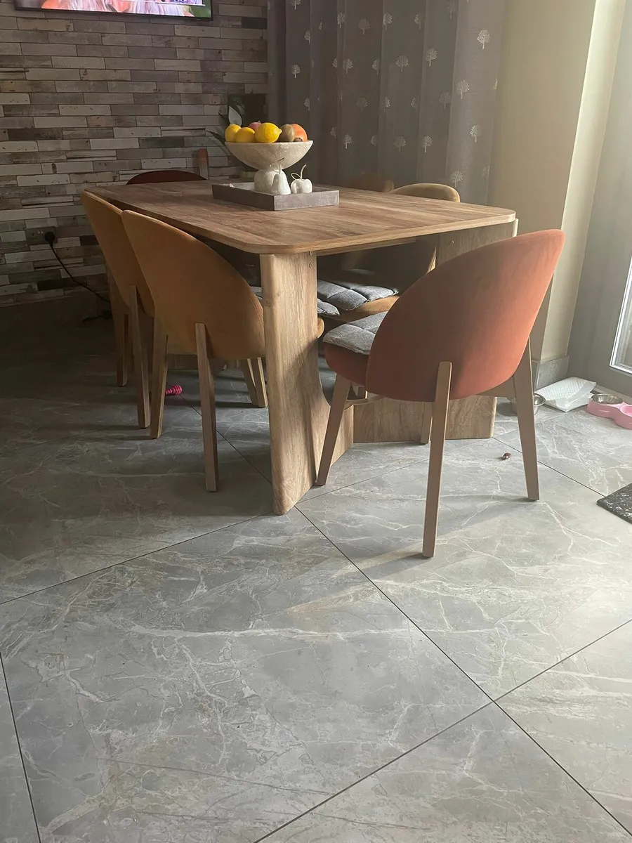 Table and chairs - Image 1