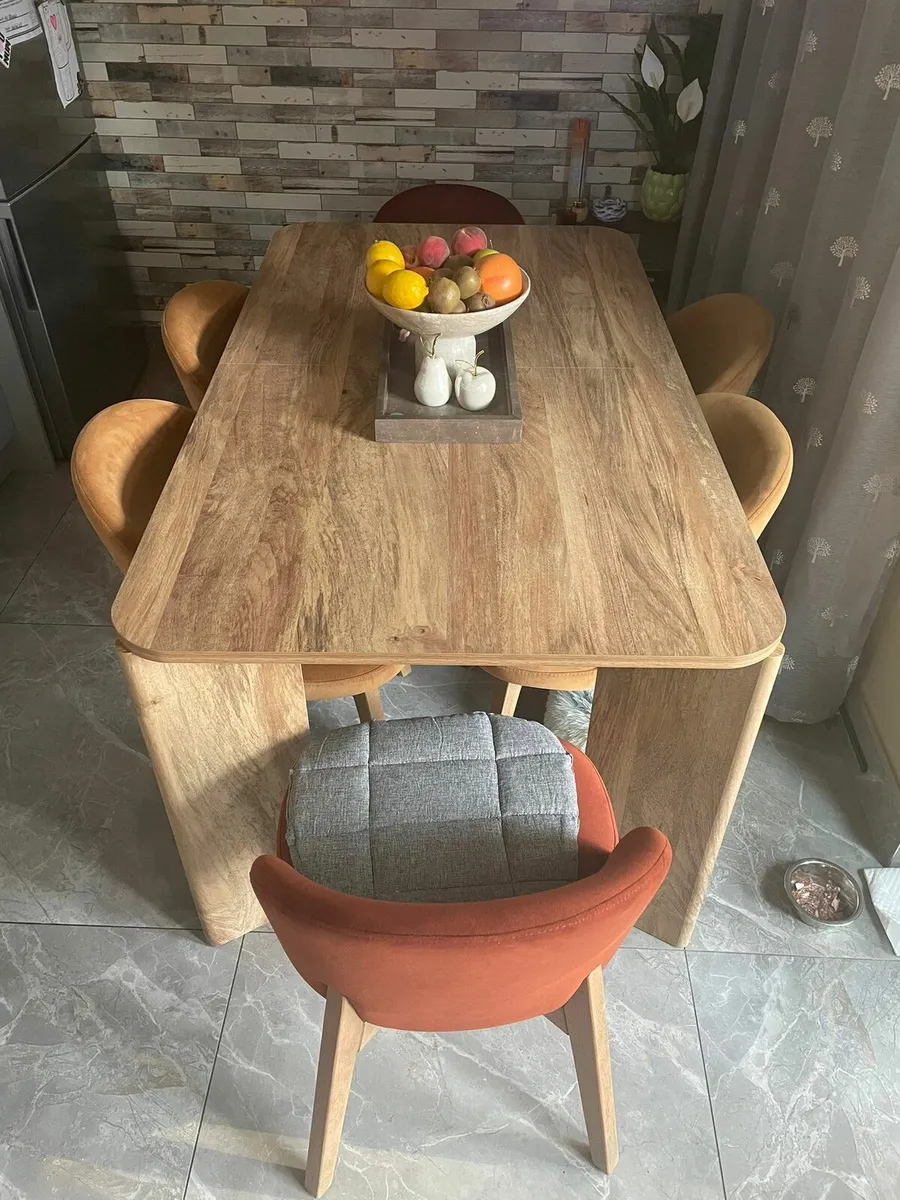 Table and chairs - Image 2